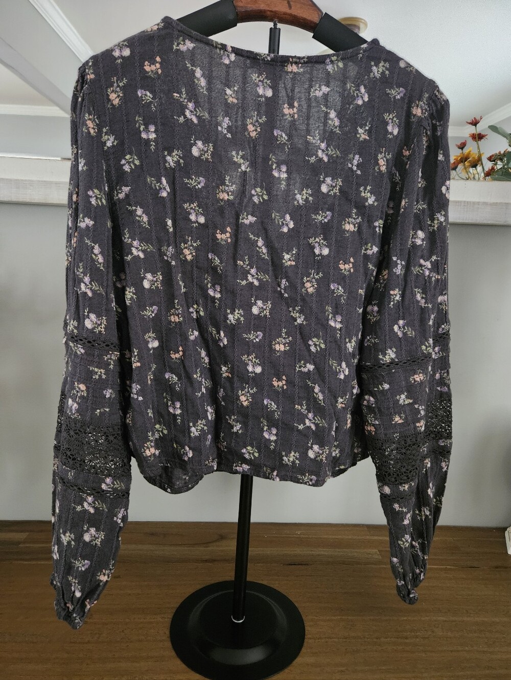 American Eagle Blouse Medium. - Picture 2 of 3